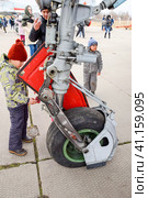 Chassis of a military aircraft. Child at the wheel of the chassis. Su-35 fighter at the air show. Aircraft on the airfield to show the audience. (2017 год). Редакционное фото, фотограф Леонид Еремейчук / Фотобанк Лори