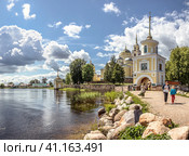 Нило-Столобенская (Нилова) пустынь. Вид на Светлицкую башню. Тверская область, Россия (2023 год) Стоковое фото, фотограф Юрий Кирсанов / Фотобанк Лори