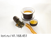 snuff cup with green, flower tea, gaiwan and a tea cup on a white background. Стоковое фото, фотограф Татьяна Приймак / Фотобанк Лори