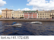 Река Фонтанка. Красивая набережная. Лодки на воде. (2021 год). Редакционное фото, фотограф Роман Сибиряков / Фотобанк Лори