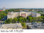 Республика Башкортостан, город Уфа летом: главный корпус Уфимского государственного нефтяного технического университета (УГНТУ). Вид с воздуха. Republic of Bashkortostan, Ufa city in summer: the main building of the Ufa State Petroleum Technical University (USNTU). Aerial view. (2023 год). Стоковое фото, фотограф Евгений Романов / Фотобанк Лори