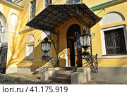 Парадный вход в дом купца Золотарева (2023 год). Редакционное фото, фотограф Лариса Вишневская / Фотобанк Лори