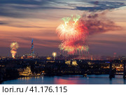 Санкт-Петербург. День Победы 9 мая. Праздничный салют. Вид на центр города, Александро невская лавра, Лахта центр (2023 год). Редакционное фото, фотограф Литвяк Игорь / Фотобанк Лори