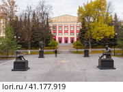 Республика Башкортостан, город Уфа осенью: главный корпус Уфимского государственного нефтяного технического университета (УГНТУ). Вид с воздуха. Republic of Bashkortostan, Ufa city in autumn: the main building of the Ufa State Petroleum Technical University (USNTU). Aerial view. Стоковое фото, фотограф Евгений Романов / Фотобанк Лори