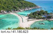 Beach with arriving tourist and sunbed on Koh Nangyuan Island on bright sunny day surraunded by beautiful crystal clear blue water, Surat Thani, Thailand. Стоковое фото, фотограф Igor Tichonow / Фотобанк Лори