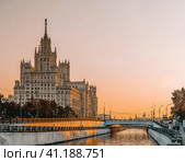 High-rise skyscraper on Kotelnicheskaya embankment and Yauza river. Sunset landscape in Moscow. Стоковое фото, фотограф Константин Григорьев / Фотобанк Лори