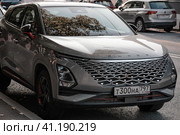 Gray Omoda C5 parked on the street in Moscow. Chinese SUV car outdoors, front side view. Редакционное фото, фотограф Константин Григорьев / Фотобанк Лори