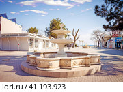 Крым, Евпатория, фонтан, набережная, архитектура (2020 год). Редакционное фото, фотограф Андрей Макаренко / Фотобанк Лори
