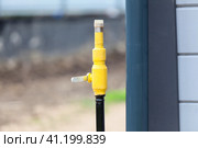 Закрытая задвижка на трубопроводе природного газа у дома. Стоковое фото, фотограф Кекяляйнен Андрей / Фотобанк Лори