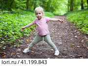 Трехлетняя девочка бегает и играет в парке на тропинке. Стоковое фото, фотограф Кекяляйнен Андрей / Фотобанк Лори