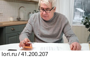 Senior Man Checking Calculating Personal Finance at Home, Feeling Stress from Money Problem. Concerned Elderly Male get Official Bank Notification, Financial Bill, Unpaid Debt or Tax and Feel Worried. Стоковое видео, видеограф Марина Демидюк / Фотобанк Лори