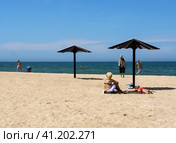 Пляж в Голубицкой. Краснодарский край (2011 год). Редакционное фото, фотограф Виктория Кольцова / Фотобанк Лори
