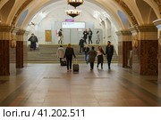 Moscow, Russia - October 1, 2019: People go up and down the stairs in the subway passage. Transfer to the Barrikadnaya station. Transl "Barrikadnay" Редакционное фото, фотограф YuryKara / Фотобанк Лори