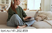 Young lady works at lap top at home. Стоковое видео, видеограф Юлия Паутова / Фотобанк Лори