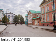 Kayuma Nasyri Street. Staro-Tatarskaya Sloboda. Summer day. Russia, September 2023. The Republic of Tatarstan. Kazan. Редакционное фото, фотограф Photojuli / Фотобанк Лори