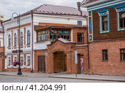 Kayuma Nasyri Street. Staro-Tatarskaya Sloboda. Summer day. Russia, September 2023. The Republic of Tatarstan. Kazan. Редакционное фото, фотограф Photojuli / Фотобанк Лори
