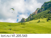 Парапланерист летает над горами. Стоковое фото, фотограф Галина Эмберг / Фотобанк Лори