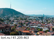 Panorama of the old town on the background of Mtatsminda mountain with. Georgia. Tbilisi. 04.09.23. (2023 год). Редакционное фото, фотограф Ярославский Максим / Фотобанк Лори
