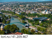A bird's-eye view of the city center. Mtkvari-Kura River. Bridge of Peace. Rike Park. Georgia. Tbilisi. 04.09.23 (2023 год). Редакционное фото, фотограф Ярославский Максим / Фотобанк Лори