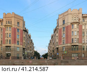 Петербург. Дома Санкт-Петербургского мещанского общества. 1911-1912. Набережная реки Фонтанка 86 и 88. Санкт-Петербург. (2023 год). Редакционное фото, фотограф Татьяна Т / Фотобанк Лори