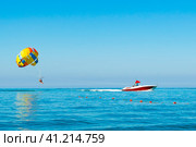 parasailing. ride on a colored parachute attached to a motor boat. place for text. Стоковое фото, фотограф Антон Вахрушев / Фотобанк Лори