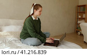 Young lady works at lap top at home. Стоковое видео, видеограф Юлия Паутова / Фотобанк Лори