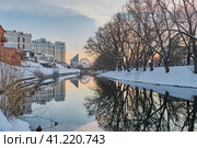 Winter cityscape of city of Yekaterinburg at sunset, Russia. Iset river, embankment, circus building (2022 год). Стоковое фото, фотограф Ирина Кононова / Фотобанк Лори