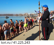 Sremska Mitrovica, Serbia, January 19, 2022. Christian holiday Epiphany. Mass bathing of people in the river in winter. Epiphany bathing. Редакционное фото, фотограф Юлия Петровская / Фотобанк Лори