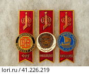 Советские значки участников чемпионата мира по хоккею 1979 (Москва), сборных ФРГ, Финляндии, Швеции из серии "Хоккей". Фалеристика. СССР, 1979 (2017 год) Редакционное фото, фотограф Сергей Елизарьев / Фотобанк Лори