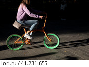 Посетитель в Московского осеннего велофестиваля катаются на велосипедах в парке у Речного вокзала в городе Москве, Россия (2023 год). Редакционное фото, фотограф Николай Винокуров / Фотобанк Лори
