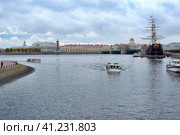 Russia, St. Petersburg. 11,10,2013  Restaurant "Flying Dutchman" and  Boat ship on the Neva. Редакционное фото, фотограф Анна Кривицкая / Фотобанк Лори