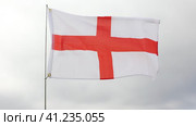 Big flag of England fastened on stick against background of blue sky under daylight. Стоковое видео, видеограф Яков Филимонов / Фотобанк Лори