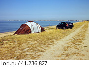 Крым, Евпатория, море, пляж, палатка, дикари, туризм, туристы, автомобиль, песок, лето, кемпинг (2023 год). Редакционное фото, фотограф Андрей Макаренко / Фотобанк Лори