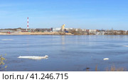 Ice drift on the river. Spring ice drift on the Oka River. Shooting from a drone.  Ледоход на реке. Весенний ледоход на реке Оке. Съемка с беспилотника. Стоковое видео, видеограф Egor Sarantstv / Фотобанк Лори