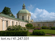 View of the side West Pavilion (Church Pavilion) of the Great (Menshikov) Palace in the Oranienbaum Palace and Park Ensemble on a sunny summer day, Lomonosov, Saint Petersburg, Russia. Стоковое фото, фотограф Ula Ulachka / Фотобанк Лори