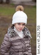 Little girl in a white knitted hat autumn. Стоковое фото, фотограф Андрей Аркуша / Фотобанк Лори