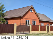Detached house with a roof made of steel sheets. Стоковое фото, фотограф Леонид Еремейчук / Фотобанк Лори