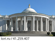 Sklifosovsky Clinical and Research Institute for Emergency Medicine in summer morning. Moscow (2023 год). Стоковое фото, фотограф Валерия Попова / Фотобанк Лори
