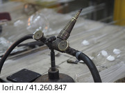 Gas burner in a glass-blowing workshop. Technology and science. Газовая горелка в стеклодувной мастерской. Технологии и наука. Стоковое фото, фотограф Egor Sarantstv / Фотобанк Лори
