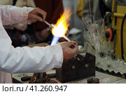 Glass-blowing workshop. Production of glass products, manual work. Стеклодувная мастерская. Производство изделий из стекла, ручная работа. Стоковое фото, фотограф Egor Sarantstv / Фотобанк Лори