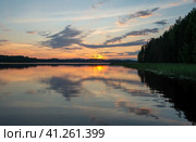 Красивый летний закат на озере Янисъярви в Карелии. Стоковое фото, фотограф Олег Пученков / Фотобанк Лори
