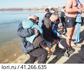 Sremska Mitrovica, Serbia, January 19, 2022. Christian holiday Epiphany. Mass bathing of people in the river in winter. Epiphany bathing. Редакционное фото, фотограф Юлия Петровская / Фотобанк Лори