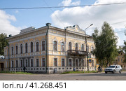 Город Углич, улица Ленина, 21/13. Бывший дом купцов Истоминых, ныне Дом детского творчества города Углича (2023 год). Редакционное фото, фотограф Наталья Николаева / Фотобанк Лори
