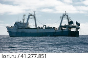 Большой рыболовецкий траулер ловит морскую рыбу и морепродукты в океанских водах. Стоковое фото, фотограф Олег Елагин / Фотобанк Лори