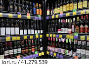 Moscow, Russia - January 21. 2019. Different types of wine on counter of Winlab store in Zelenograd (2023 год). Редакционное фото, фотограф Володина Ольга / Фотобанк Лори