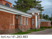 Старое здание караульной с круглой башней. Парк "Остров фортов", Кронштадт (2023 год). Редакционное фото, фотограф Анна Карасева / Фотобанк Лори