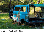 Abandoned car in the woods. Old, damaged car. Defective car. A car unfit for the roads. Стоковое фото, фотограф Zima Nadezhda / Фотобанк Лори