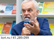 Писатель, ректор литературного института им. А.М.Горького Алексей Варламов, встреча с читателями на книжной ярмарке "Волжская волна", Саратов (2023 год). Редакционное фото, фотограф 1Andrey Милкин / Фотобанк Лори