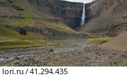 Hengifoss Waterfall located in East Iceland. Стоковое видео, видеограф Igor Tichonow / Фотобанк Лори