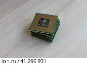 Процессоры компьютера сокет LGA775 в стопке. Стоковое фото, фотограф Мария Куликова / Фотобанк Лори